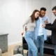 Pareja en asesoría para compra de vivienda en Colombia