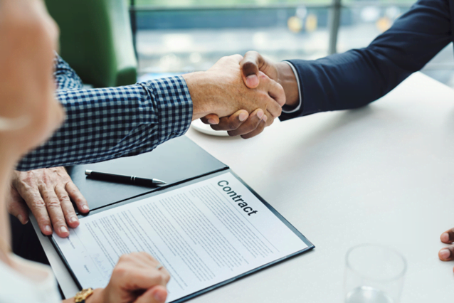 Manos estrechadas por contrato de trabajo